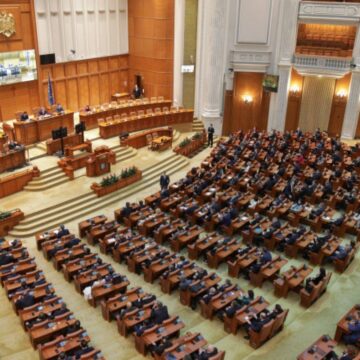 A treia încercare de eliminare a pensiilor speciale ale parlamentarilor. Cum vrea Puterea să treacă de testul CCR