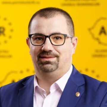 1686208162_index.jpeg Deputatul AUR care a sunat noaptea parlamentari și i-a înjurat va fi exclus. Simion: Are o problemă cu alcoolul