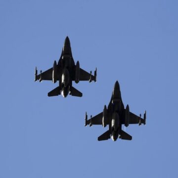 Politico: Occidentul explorează opțiunea de a pregăti în România piloți ucraineni pentru a pilota F-16
