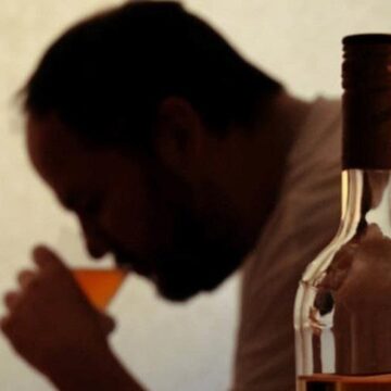 Cât putem bea fără să ne îmbolnăvim. Ce beneficii are alcoolul și de ce femeile sunt mai sensibile decât bărbații