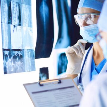 Cum a descoperit o femeie că are cancer, după ce medicii i-au spus că probabil n-are „nimic”. Drumul de la boală la nuntă