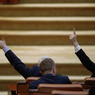 Proiectul pentru interzicerea cumulului pensiei cu salariul, raport favorabil în comisia pentru muncă