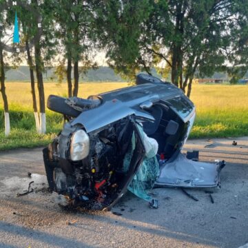 Trei mașini avariate serios în Turda! O mașină s-a dat peste cap – FOTO