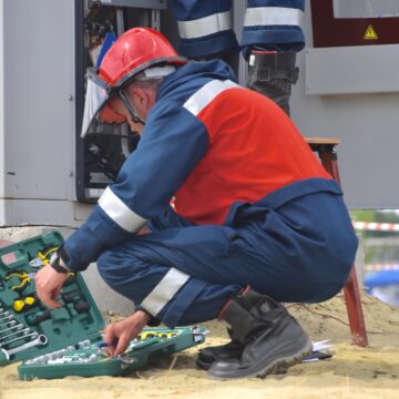 3577ae208f52e19beb8f17da9b25f23a.jpg Patru din cinci meseriași au scumpit serviciile în acest an. Câți bani cere un electrician pe oră. E exagerat!