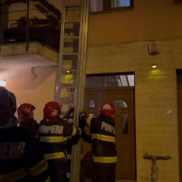 4ba9893ed54a923a584bb3efca4c5c6f.jpeg Cruzime greu de imaginat, din partea unor clujeni: „Au lăsat păsările în agonie la propriul balcon/Intervin jandarmii și pompierii” – VIDEO