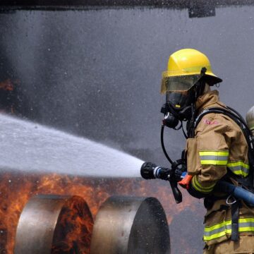 A luat foc acoperișul unei hale din Jucu. Incendiul este generalizat
