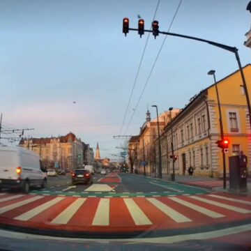 Motociclist cu permisul suspendat, prins de poliție pe un bulevard din Cluj-Napoca. O făcea pe „șmecherul” pe banda de autobuze