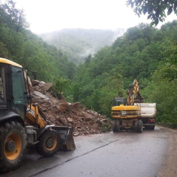 S-a prăbușit un versant de stânci lângă lacul Tarnița – FOTO
