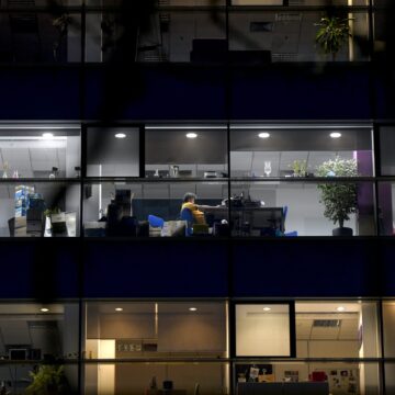 50% dintre marile multinaționale plănuiesc să reducă spațiul de birouri în următorii trei ani