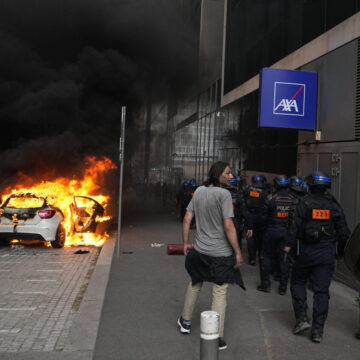 7886698-AP___Mediafax_Foto-AP_Michel_Euler-1280x853.jpg Protestatarii incendiază mașini la Nanterre. Macron trimite 40 mii de polițiști în stradă
