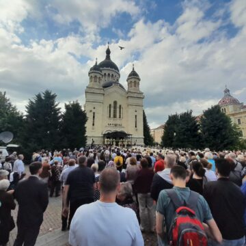 Clujenii au asistat la slujba de Rusalii și au participat la procesiunea prin centrul orașului – FOTO