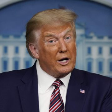 Donald Trump a fost pus sub arest