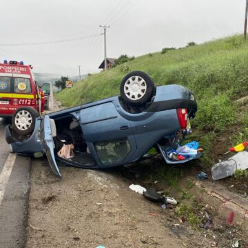 957e08117b277dab6da609d15bb760ab.jpeg O mașină s-a răsturnat la ieșire din Vâlcele, pe drumul spre Cluj-Napoca – FOTO