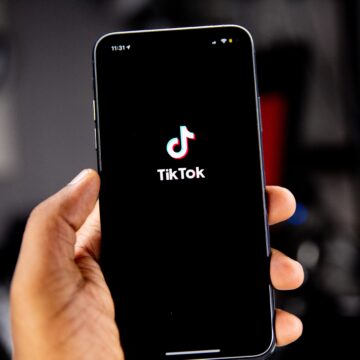 9c94c8e793e143f8c159589fe34eab3c.jpg SRI avertizează: TikTok trebuie interzis! Platforma poate controla telefonul de la distanță