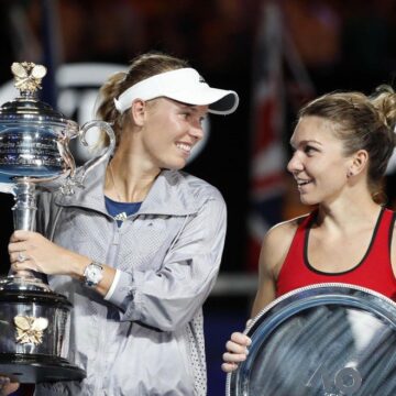 Caroline-Wozniacki-si-Simona-Halep-e1646835561231.jpg Revenirea deceniului în tenis! Caroline Wozniacki se întoarce în circuit și va participa la turneul unde Simona Halep este campioană en-titre: „Abia aștept!”