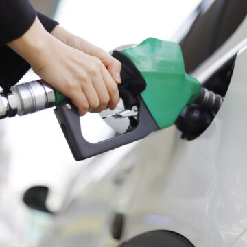 GettyImages-939167476.jpg Petrolul se scumpește după ce Arabia Saudită a anunțat ieri că va reduce și mai mult producția începând de luna viitoare