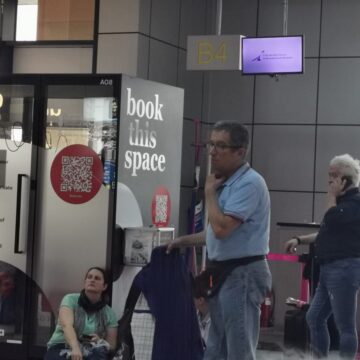 a3deb28dbf7af175655b675a05669f32.jpeg Haos la Aeroportul Cluj, la Plecări! Oamenii stau pe jos, dar se închiriază o gheretă de lux pentru cei care vor liniște – FOTO