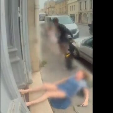 captura4-2.jpg O bunică și nepoata ei au fost atacate de un tâlhar fără adăpost. Bărbatul a încercat să o RĂPEASCĂ pe fata de 7 ani