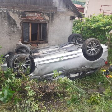 O mașină a ”plonjat” în curtea unei case dintr-o comună clujeană – FOTO