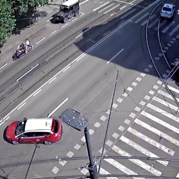Vorbe DURE ale fostului șef al Poliției Rutiere Cluj către o biciclistă care a trecut pe roșu cu copilul în ataș – VIDEO