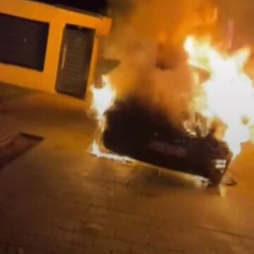 fb37d159b3e9db677976f03949c21828.jpeg VIDEO. Cei 7 indivizi care au incendiat o mașină de lux în Cluj-Napoca au fost plătiți pentru o reglare de conturi: „Dacă nu mă trezeam la timp, muream”