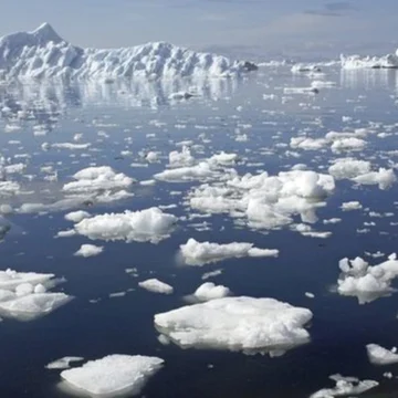 Studiu. Oceanul Arctic ar putea rămâne fără gheață vara până în 2030. Care vor fi efectele?