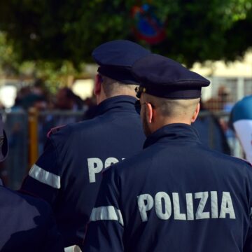 O fetiţă de 5 ani este de negăsit după ce a DISPĂRUT în timp ce se juca pe treptele din faţa hotelului din Florența unde locuia cu părinții