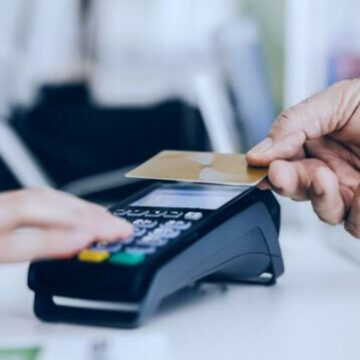 pos-card-cumparaturi-23654765-630x420-1.jpg Aproape 21 de milioane de carduri erau active în România la finalul anului 2022