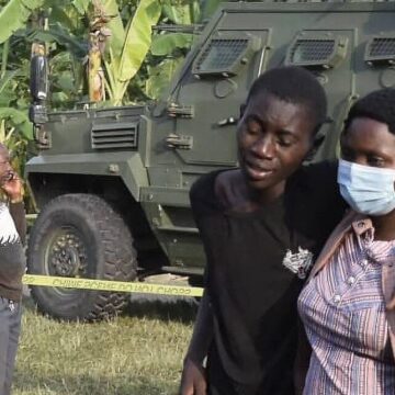 MASACRU în Uganda. Copii arși de vii, băieții căsăpiți cu topoare, fetele răpite pentru a fi vândute. Cine sunt măcelarii