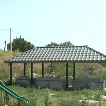 Loc de joacă pentru copii în cimitir. Probabil e premieră mondială: Nu mi se pare normal, dar acum ce să facem?