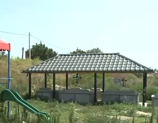 04e88f78ce0ada07d4b1a56e9b41074a.jpg Loc de joacă pentru copii în cimitir. Probabil e premieră mondială: Nu mi se pare normal, dar acum ce să facem?