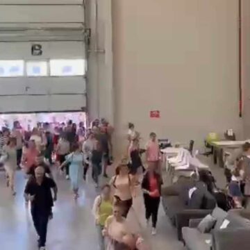 Nebunie într-un magazin care a vândut mobilă cu defecte în Cluj. Oamenii, la un pas să se calce în picioare pentru a prinde reducerile – VIDEO