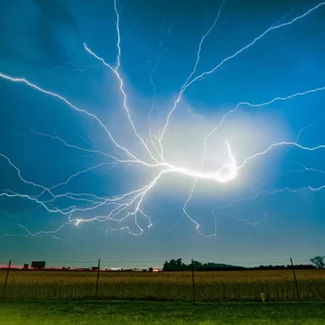130266861_epa_poland_.jpg.webp.webp FOTO-VIDEO. Un satelit situat la 36.000 km deasupra Africii ecuatoriale a surprins imagini spectaculoase cu fulgere pe Pământ