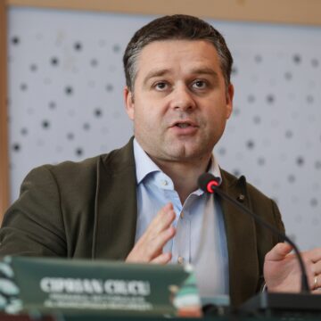 1688211892_index.jpeg Dispută între consiliera lui Ciolacu și edilul Sectorului 6. Consumul de cartofi și soia, mărul discordiei