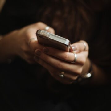 1689237495_index.jpeg Timpul petrecut pe telefon înaintea somnului poate duce la depresie. Obiceiul, tot mai prezent la români
