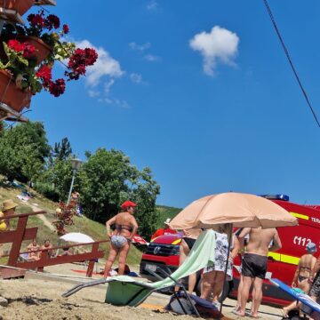 Un bărbat a murit la Băile Cojocna, în timp ce făcea baie în lacul 2: Nu era salvamar! – FOTO
