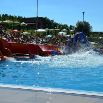 Stațiunea de lângă Cluj-Napoca unde prețurile nu au crescut cu nesimțire, iar oamenii își permit o baie meritată – FOTO