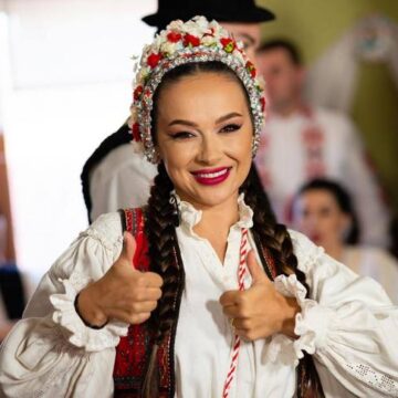 20e19402c09629d0d4235a0e07caa513.jpg Cum a cucerit Internetul soția fostului portar de la CFR Cluj. Vlăduța Lupău a ajuns la cifra 2 milioane