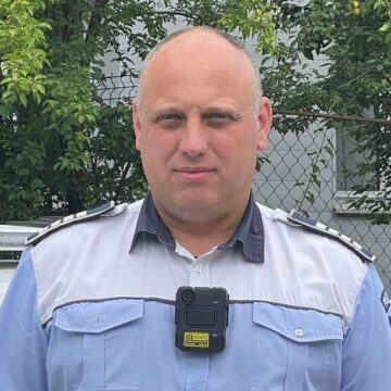 2a6aa036cd5a58997585bd88a6d820b1.jpeg Un polițist clujean a returnat unei familii borseta cu banii pe care i-a „confiscat” un bărbat. Povestea, relatată de Ministerul Afacerilor Interne