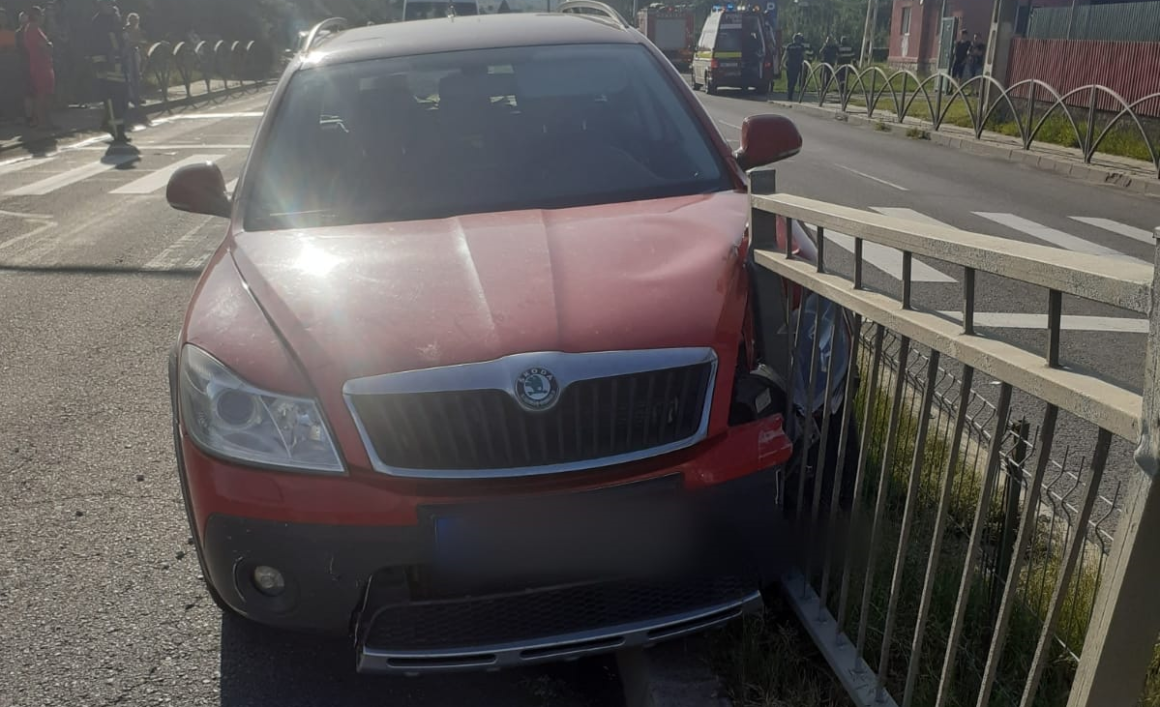Accident cu trei mașini la Clujul, pe drumul considerat o ”anomalie”. A intrat în gardul de pe mijlocul drumului – FOTO