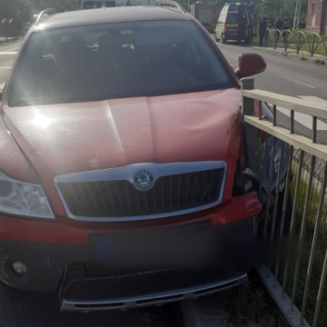 Accident cu trei mașini la Clujul, pe drumul considerat o ”anomalie”. A intrat în gardul de pe mijlocul drumului – FOTO