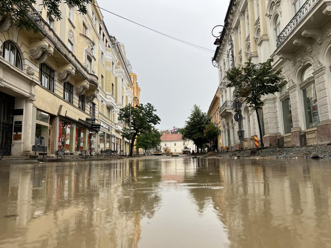 Plaja Insomnia și Surorile în centrul Clujului, pe malul lacului Universității – FOTO