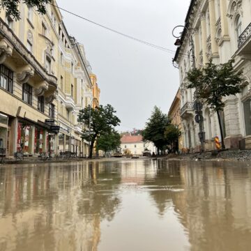 3b947d969a688a2ed4097ad69774eefe.jpg Plaja Insomnia și Surorile în centrul Clujului, pe malul lacului Universității – FOTO