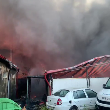 Zece mașini au fost afectate și 5 au ars complet, în incendiul devastator din Cluj-Napoca – FOTO