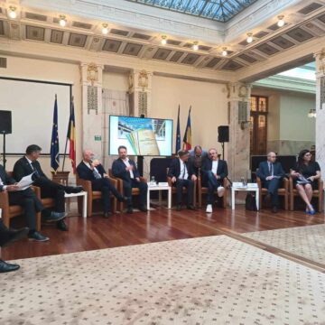 4cc19be687a41a5bce5c63093e45eaf0.jpeg Lideri politici PSD-PNL s-au reunit pe ASCUNS la Cluj pentru o dezbatere despre revizuirea Constituției. Jurnaliștii clujeni protestează!