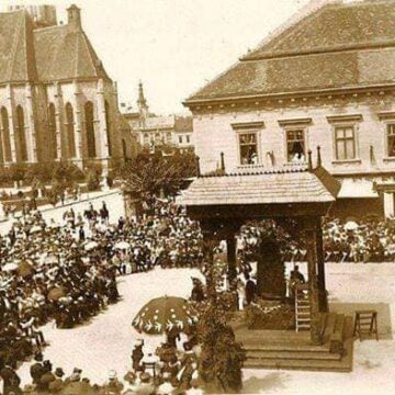 4cc8baf9fe0dd816c8e98a730d15e5cd.jpg Statuia ”Gardianul Carpaților” a fost arsă de Armata Română când a intrat în Cluj, în 1918. Puține imagini s-au păstrat – FOTO