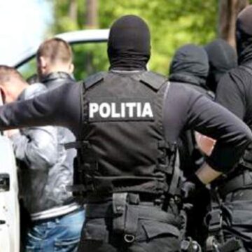 Traficanți de droguri arestați la Cluj, după ce clienții au făcut scandal într-un apartament! Au fost filați și au urmat arestările – VIDEO