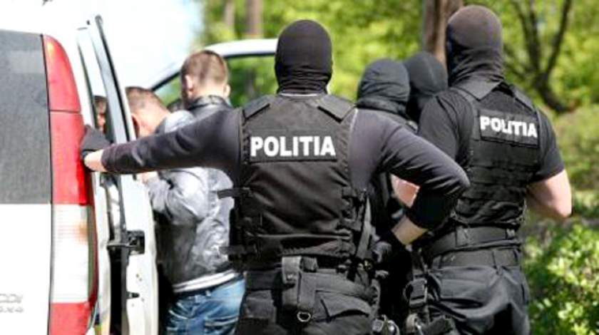 4d35df38497817876fe820e5c8e8bc22.jpg Traficanți de droguri arestați la Cluj, după ce clienții au făcut scandal într-un apartament! Au fost filați și au urmat arestările – VIDEO