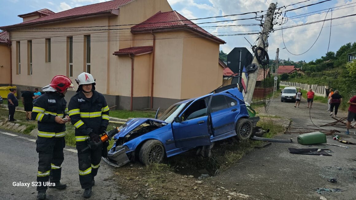 4dde2843810d91b0735035c935c46f6b.jpeg Un șofer a făcut prăpăd în Feleacu! Stâlpul din beton a fost rupt, în urma impactului – FOTO