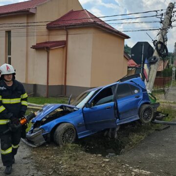 Un șofer a făcut prăpăd în Feleacu! Stâlpul din beton a fost rupt, în urma impactului – FOTO